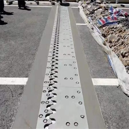隔震鋼板梳齒板伸縮縫